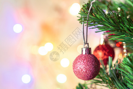 圣诞树上节日装饰图片