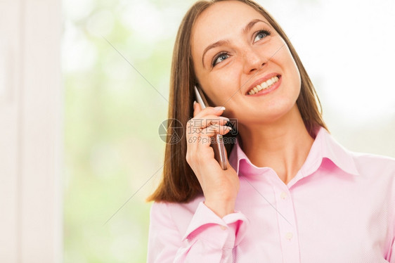 对话人们移动的白种笑着女商正在打个电话图片