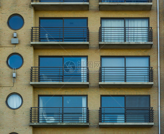 装有窗户和阳台的比利时公寓城市建筑结构住房奢华区图片