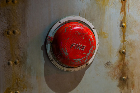 典型的旧警报系统潜艇墙上的古老火警报铃声钟航海的图片