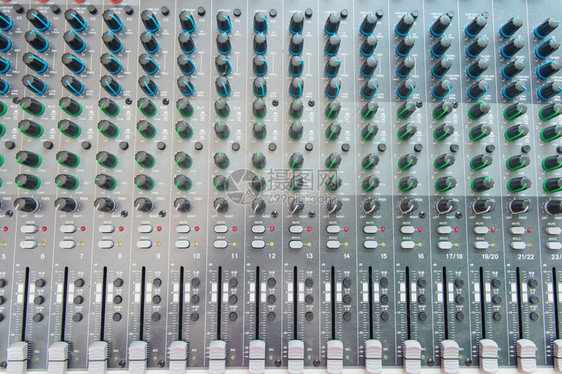 记录行业桌子声音组合器控制面板顶视图声音控制器按钮以调整音量图片