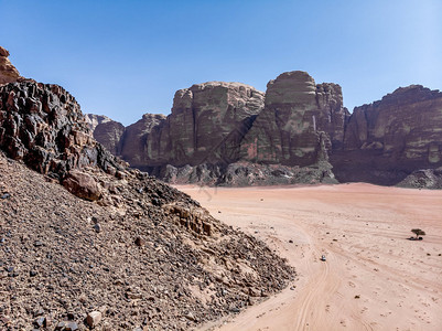 令人惊叹的多岩石以无人驾驶飞机在瓦迪鲁姆附近约旦沙漠的劳伦斯泉空中观察谷图片