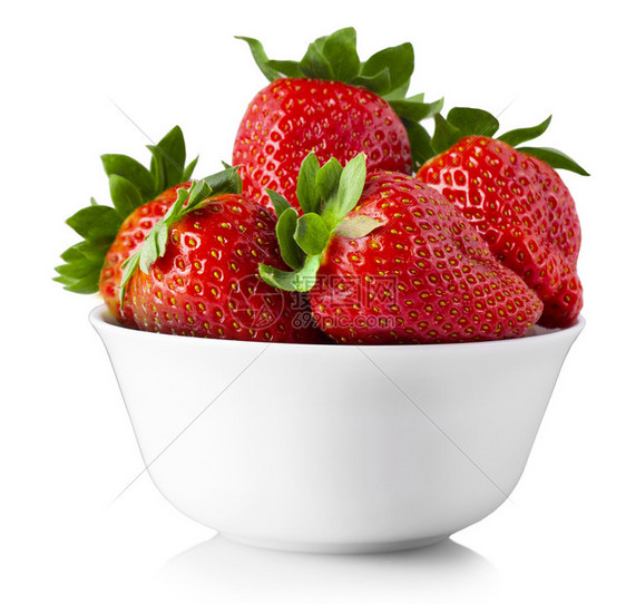烹饪红色新鲜草莓在碗里孤立白色背景上美味的健康图片