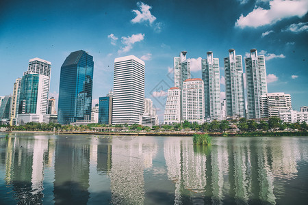 曼谷Benjakittti公园湖和城市建筑旅游河日出图片