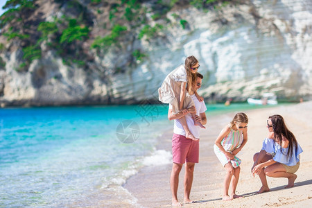 暑假在海滩上快乐的一家人和孩子起在海滩上快乐的美丽家庭享受孩子们加勒比海图片