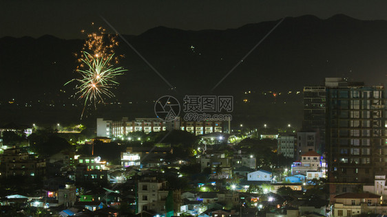 夜间城市观的烟花色彩多假期美丽的反射图片