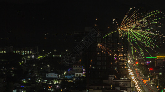 现代的风景夜晚间城市观的烟花色彩多图片