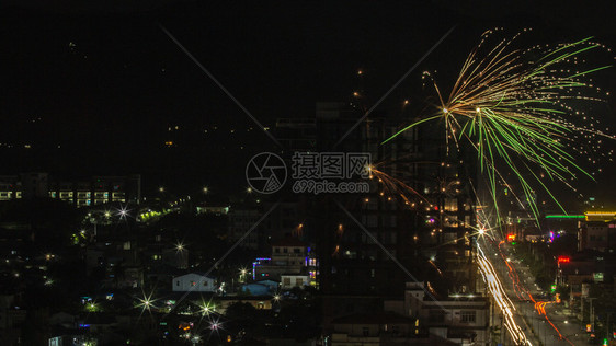 现代的风景夜晚间城市观的烟花色彩多图片