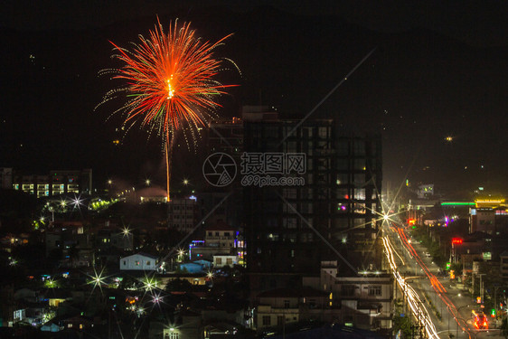 喜庆的夜间城市观烟花色彩多颜美丽的图片