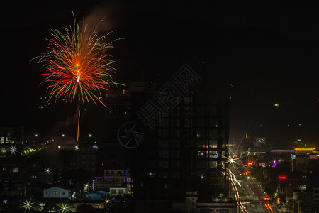 场景新的夜间城市观烟花色彩多假期图片