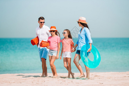 妈妈孩子插画在海边度假的夫妇家庭背景
