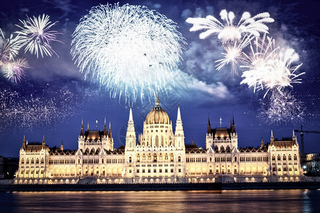围绕匈牙利议会的烟花新年布达佩斯首都夏天国民图片