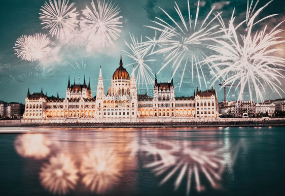 围绕匈牙利议会的烟花新年布达佩斯庆典新的景观图片