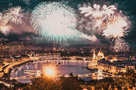 围绕匈牙利议会的烟花新年布达佩斯喜庆的夏天欧洲图片
