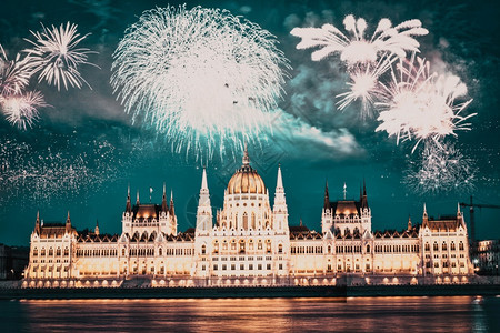围绕匈牙利议会的烟花新年布达佩斯喜庆的建筑学地标图片