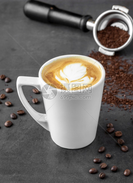 饮料白瓷杯中的拿铁咖啡在石桌上放轻松优质的食物图片