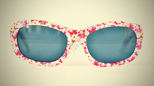 时尚乐趣Baby粉红白色的彩眼镜以纯白背景隔离海滩图片