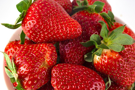 红新鲜草莓在碗里收紧养分早餐甜的图片