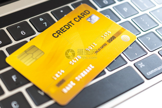 计算机键盘互联网购买概念上的信用卡购物片现金图片
