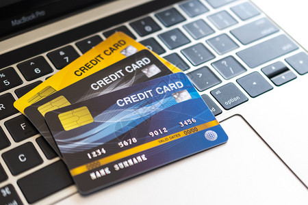 银行卡购物计算机键盘互联网购买概念上的信用卡手图片