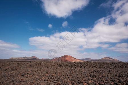 小路冒险红火山地貌熔岩的景色和背中火山坑田园诗般的图片