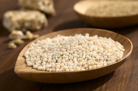 主食小吃美国在木板原quinoa谷物和背面的quinoa麦片棒上用天然光在木材上拍照选择焦点将三分之一的重心放在奎诺亚谷物上注图片