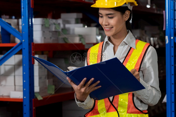 oopicapi商业贮存在仓库工作的女人物流供应链和仓库业务概念在仓库工作的女人图片
