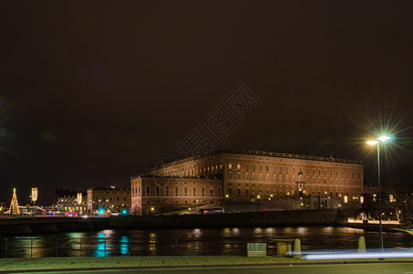 欧洲建造经过瑞典首都斯德哥尔摩皇宫的圣诞夜景殿是斯德哥尔摩最著名的地标之一照片于2014年月30日在瑞典斯德哥尔摩市拍摄图片