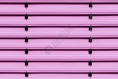 垃圾摇滚垂直的乌克兰粉片侧边金属栅栏由钢板制成用垂直黑色向导制成以粉色颜背景近身和纵向导涂漆的铁栅栏图片