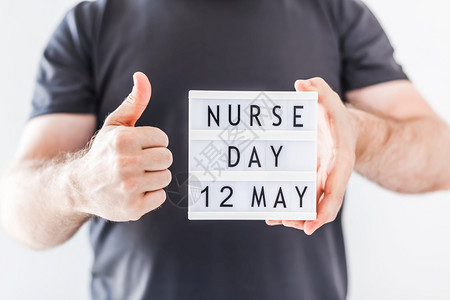 在职的看护人天士日概念5月12日护士男子手持灯箱感谢在冠状COVID19大流行期间在医院工作的生护士和务人员图片