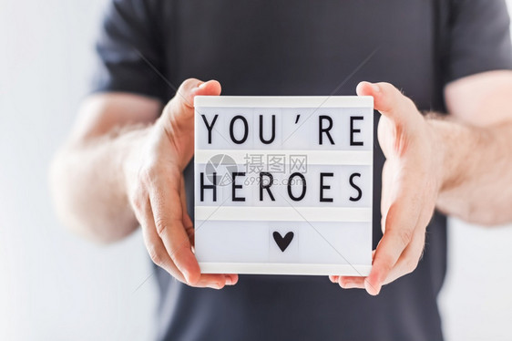 天家欣赏与你一起拿着灯箱的人手是英雄感谢在科罗纳COVID19流行期间在医院工作的生护士和务人员的短信图片