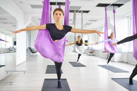 运动开展反重力瑜伽女集体培训包括吊床健身小叶子和舞蹈锻练组合妇女瑜伽锻炼抗重力吊床上集体培训俱乐部天线图片