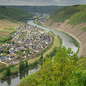 一种假期乡村的在德国春天一个枯燥的在靠近Cochem的Moselle村庄Ernst全景图片