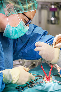 外科医生在手术室给病人做手术图片
