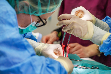 外科女医生在手术室给病人做手术图片
