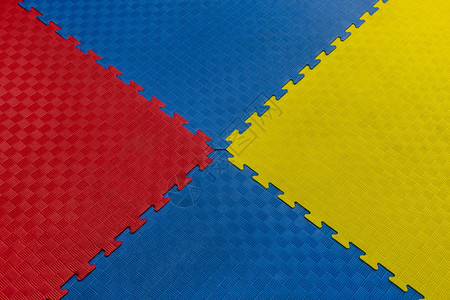 3种主要颜色结合与覆盖塑料材的地板面质垃圾箱火鸡图片