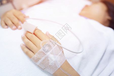 床躺在医院一个病房里的生女人流感妈图片