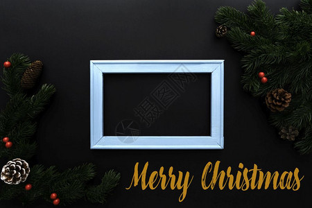 框架圣诞松树和照片框黑色背景有Xma装饰品球极好的图片
