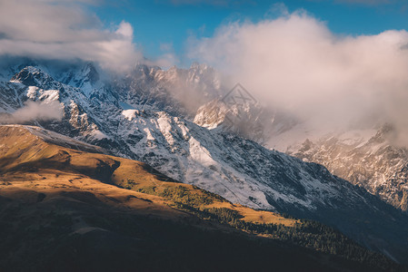 岭ZuruldiMountainPeakUshbaSvanetiMestiaGeorgia的壮丽景色天空旅游图片