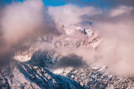 惊人的攀登ZuruldiMountainPeakUshbaSvanetiMestiaGeorgia的壮丽景色白图片