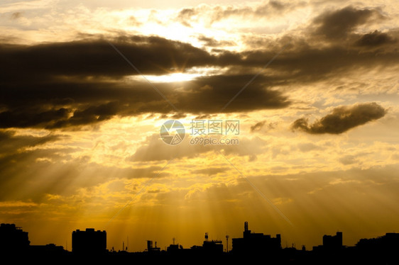 距离日出摩天大楼城市的夜晚阳光在云中照耀以观察曼谷的城市高楼建筑里有什么家住图片