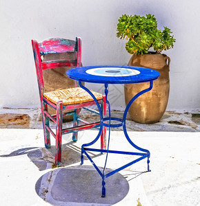 希腊群岛咖啡桌和传统椅子ParosCyclades希腊Cyclades等花的门旅行图片