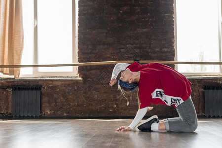 锻炼健康女舞蹈者练习室的侧边视线短裤图片