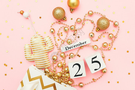 问候12月5日的Wooden日历纺织圣诞节仙人掌金蓝宝石星体彩蛋涂在粉红色背景上圣诞快乐的概念圣礼顶端视图平板设计模贺卡明信片1图片