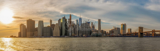 复制纽约城市风景的班纳和全布鲁克林大桥在晚上东河横过布鲁克林大桥美国在利坚合众市中心天际区建筑和带有旅游概念时间都会图片