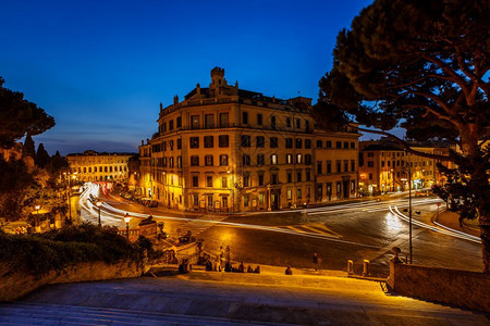MarcelloTheater和ViaMarcello上的交通轨迹意大利罗马首都山的视图罗马旅行夜晚图片