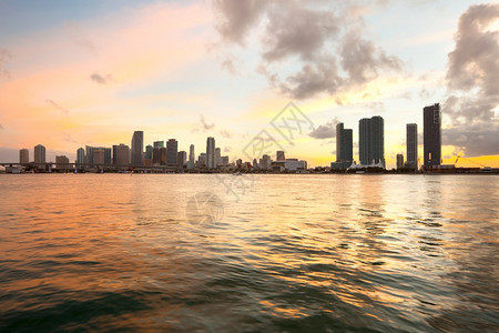 美国佛罗里达州迈阿密市下城黄昏的天际比斯坎联合的运输图片