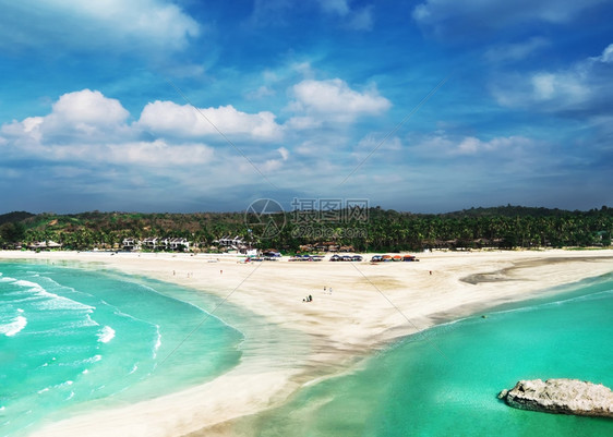 闲暇酒店令人惊叹的热带海洋景观豪华度假胜地和人们在沙海滩上放松从高处观看缅甸旅行目的地空中观光美丽图片