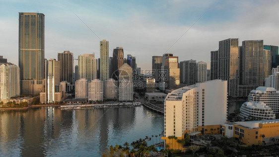 迈阿密2018年3月1日BrickellKey和迈阿密市中心航拍v和迈阿密市中心鸟瞰图这座城市每年吸引20万游客比斯坎高架摩天大图片