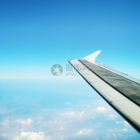 美丽蓝天空和飞机翼的云层从飞机上看最佳照片图片